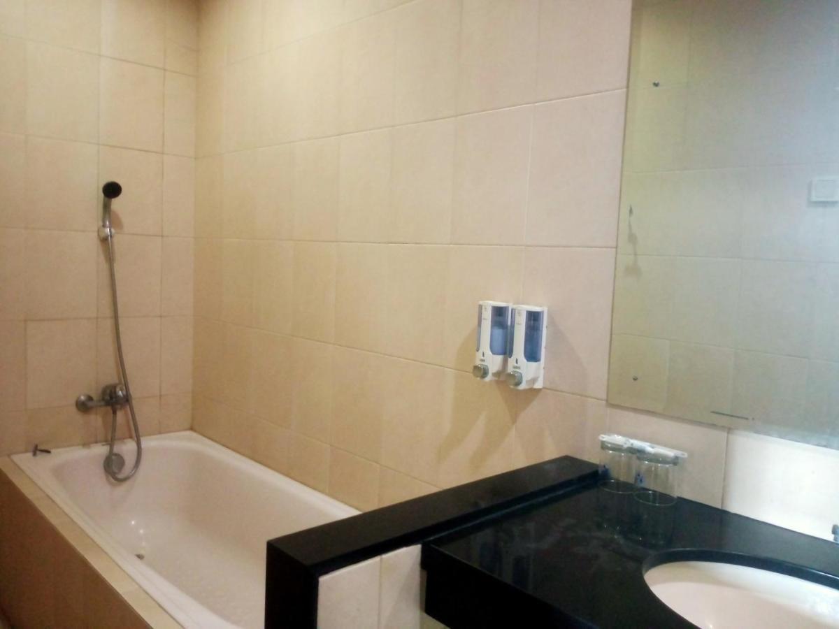 Oyo 90102 Edotel Hotel By Dbest Hospitality Bandung Esterno foto